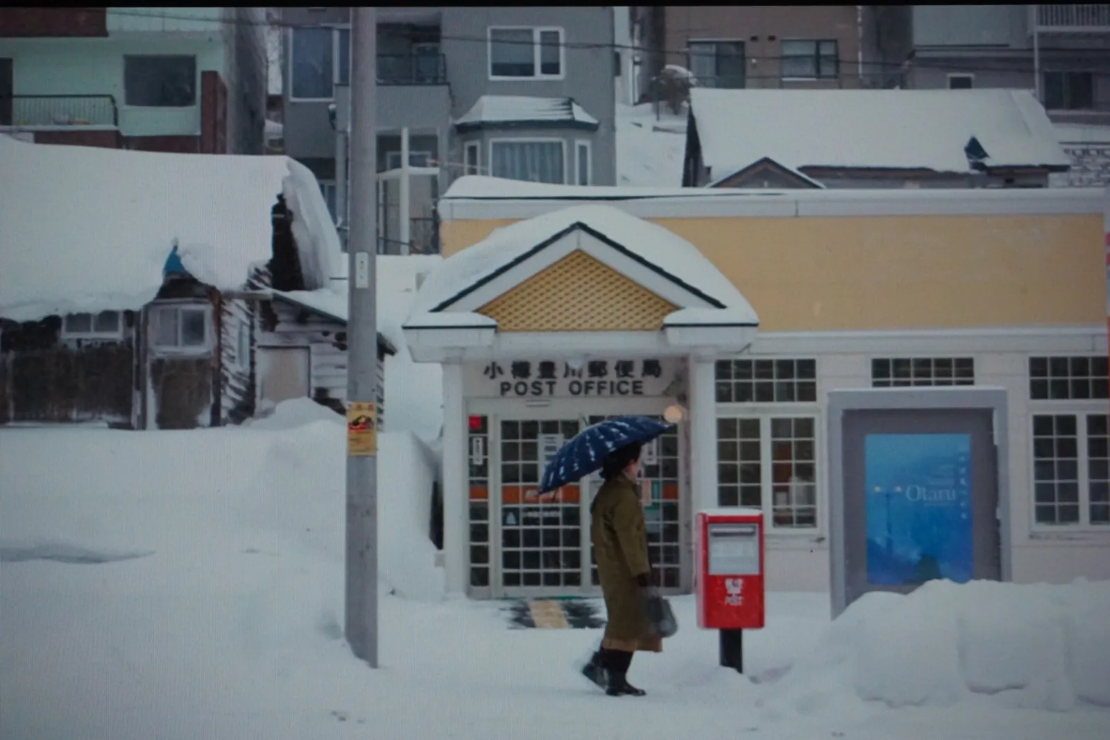 <img src="오타루_우체국_겨울.webp" 
 alt="오타루 우체국 앞을 걷는 사람, 눈 내린 겨울 거리" 
 width="1600" 
 height="1068" 
 loading="lazy" 
 style="max-width:100%; height:auto;" />