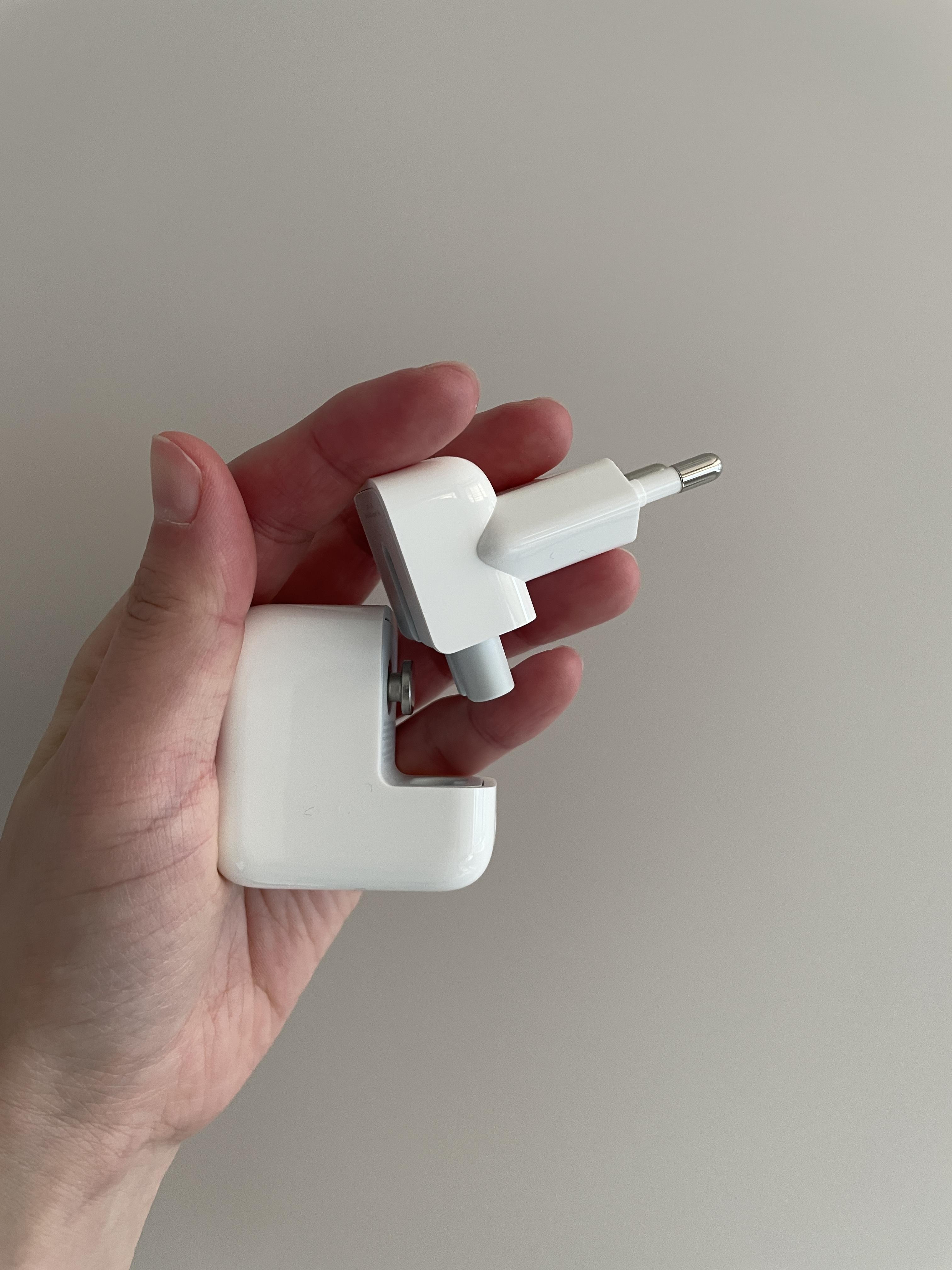 애플 충전기 12W 어댑터 분리된 상태