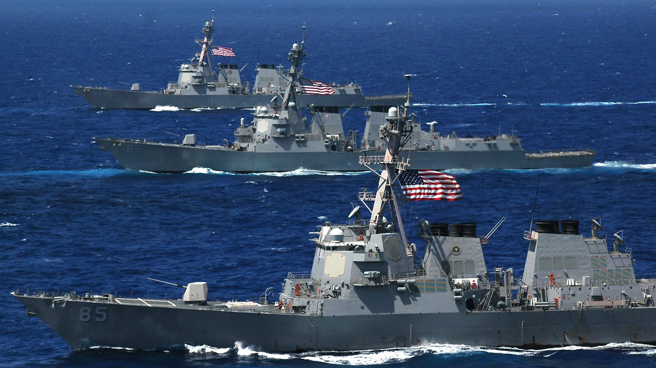 USS 매캠벨(맨 앞)과 USS 래슨(중간), USS 슈프(맨 뒤)