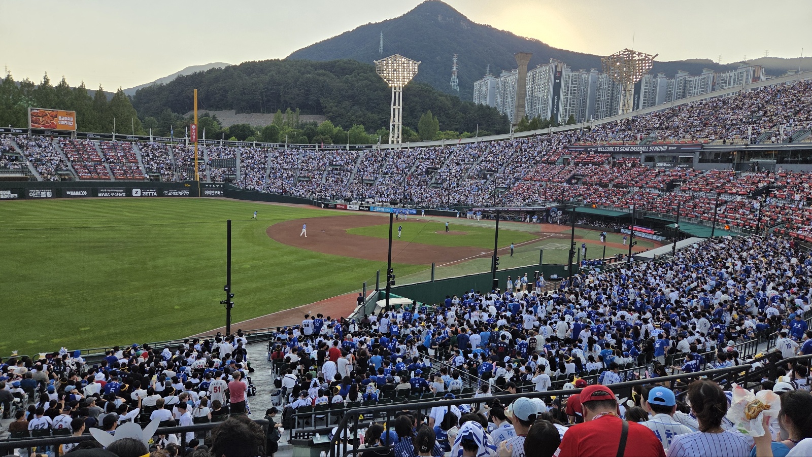 관중으로 꽉 들어찬 야구장 전경 사진