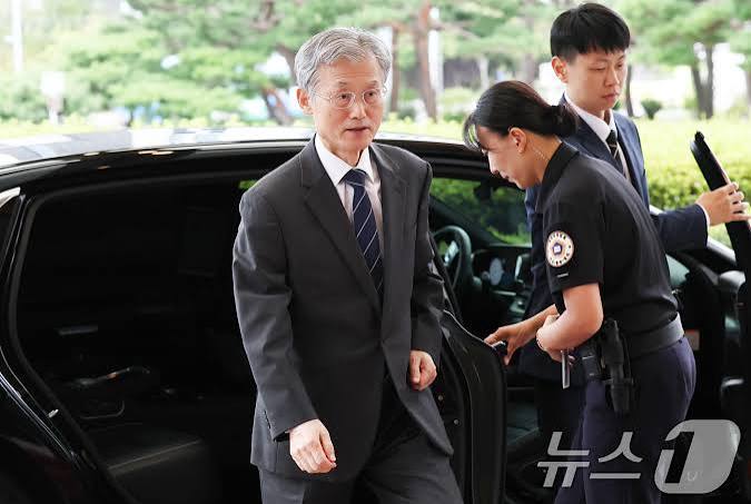 출근하는 조희대 대법원장