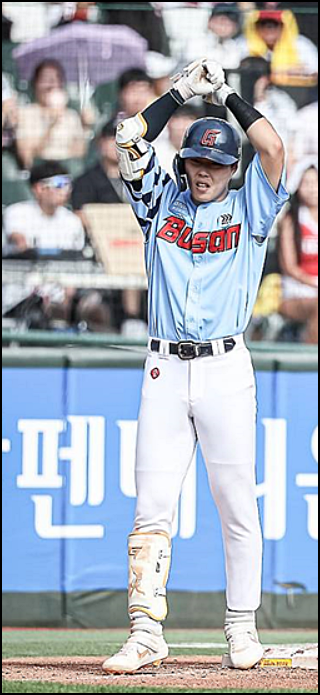 롯데-고승민선수-사이클링-히트-후-손을들고-기뻐하는-모습
