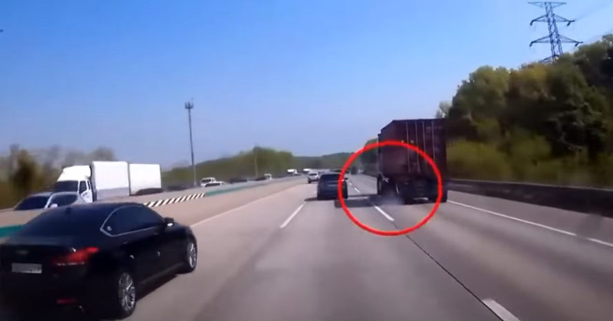 유리창이 깨지는 상황