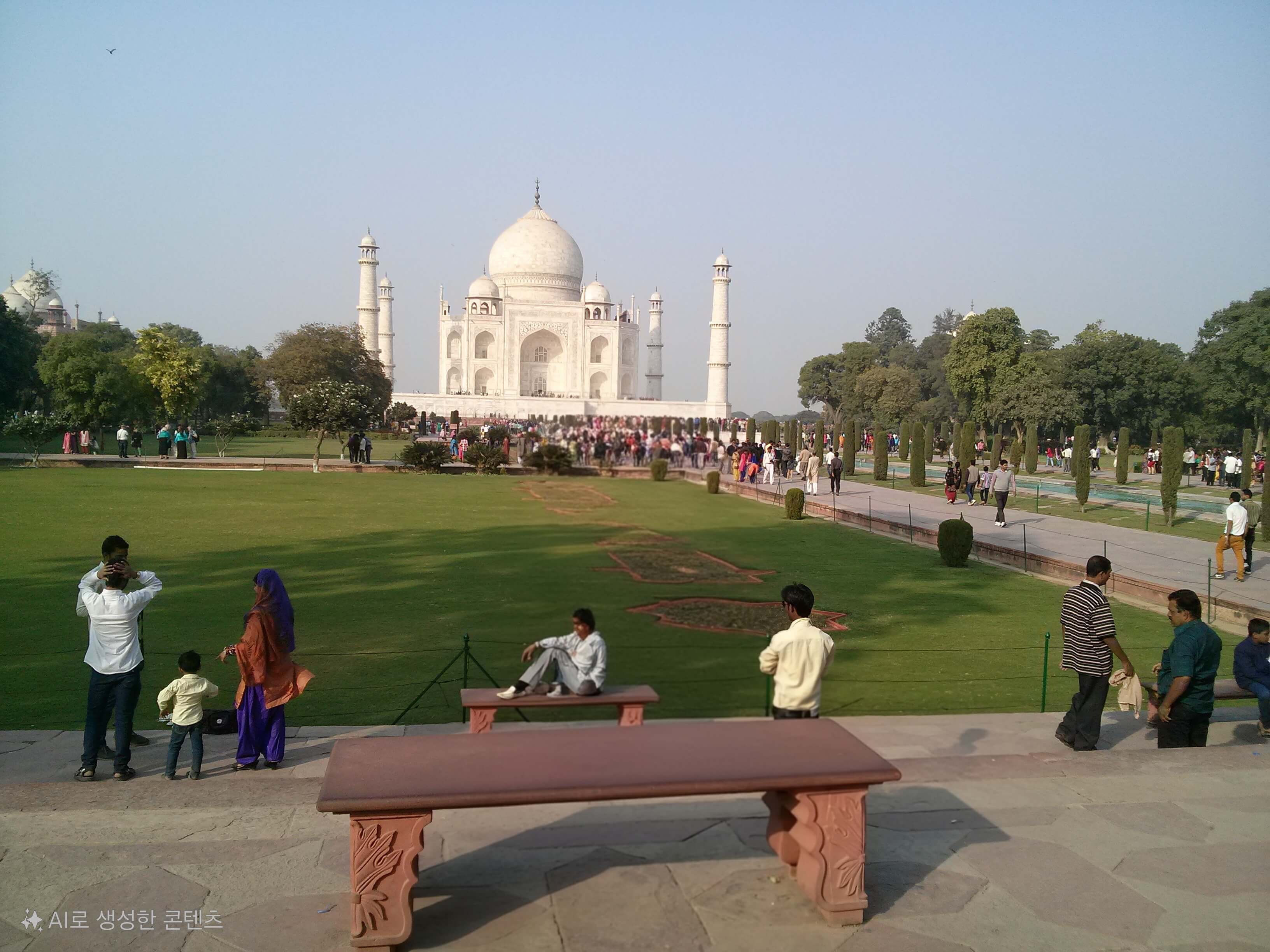 아그라 타지마할 메인 게이트 붉은 사암 건축물과 그 사이로 보이는 하얀 타지마할