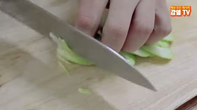 오이를 얇게 채 써는 모습