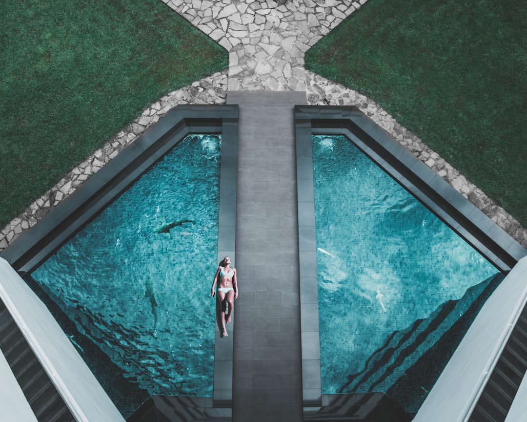 '풀빌라펜션'의 영어로는 'pool villa'입니다.