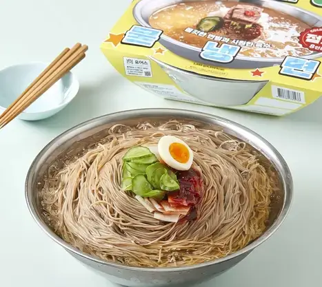 흰테이블 우측 상단 물냉면 종이 상자 아래쪽 스테인레스 안에 담긴 물냉면