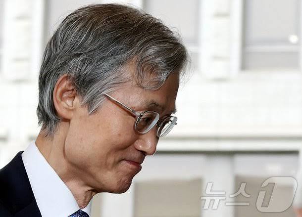 출근하는 조희대 대법원장