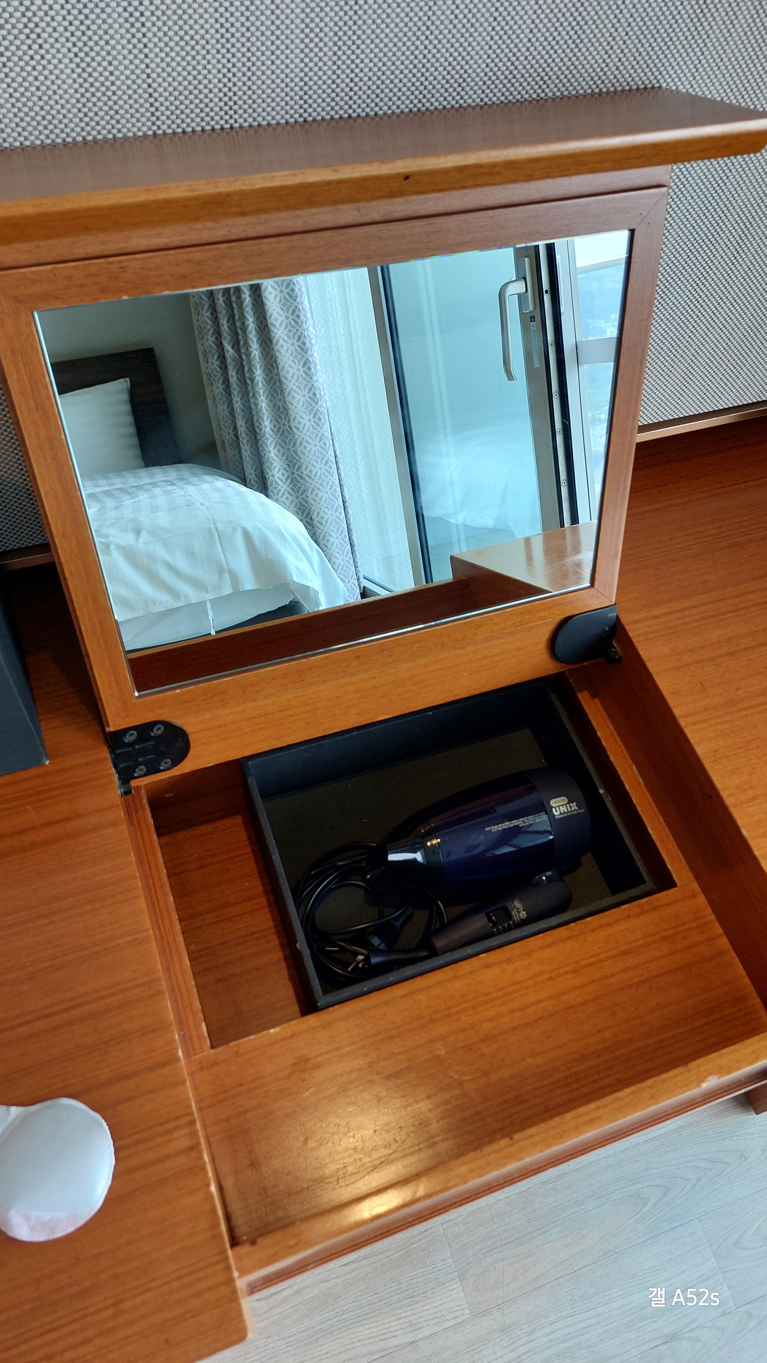 소노캄 거제 패밀리 객실 화장대는 테이블 덮개를 올리면 거울과 드라이기가 나옵니다.