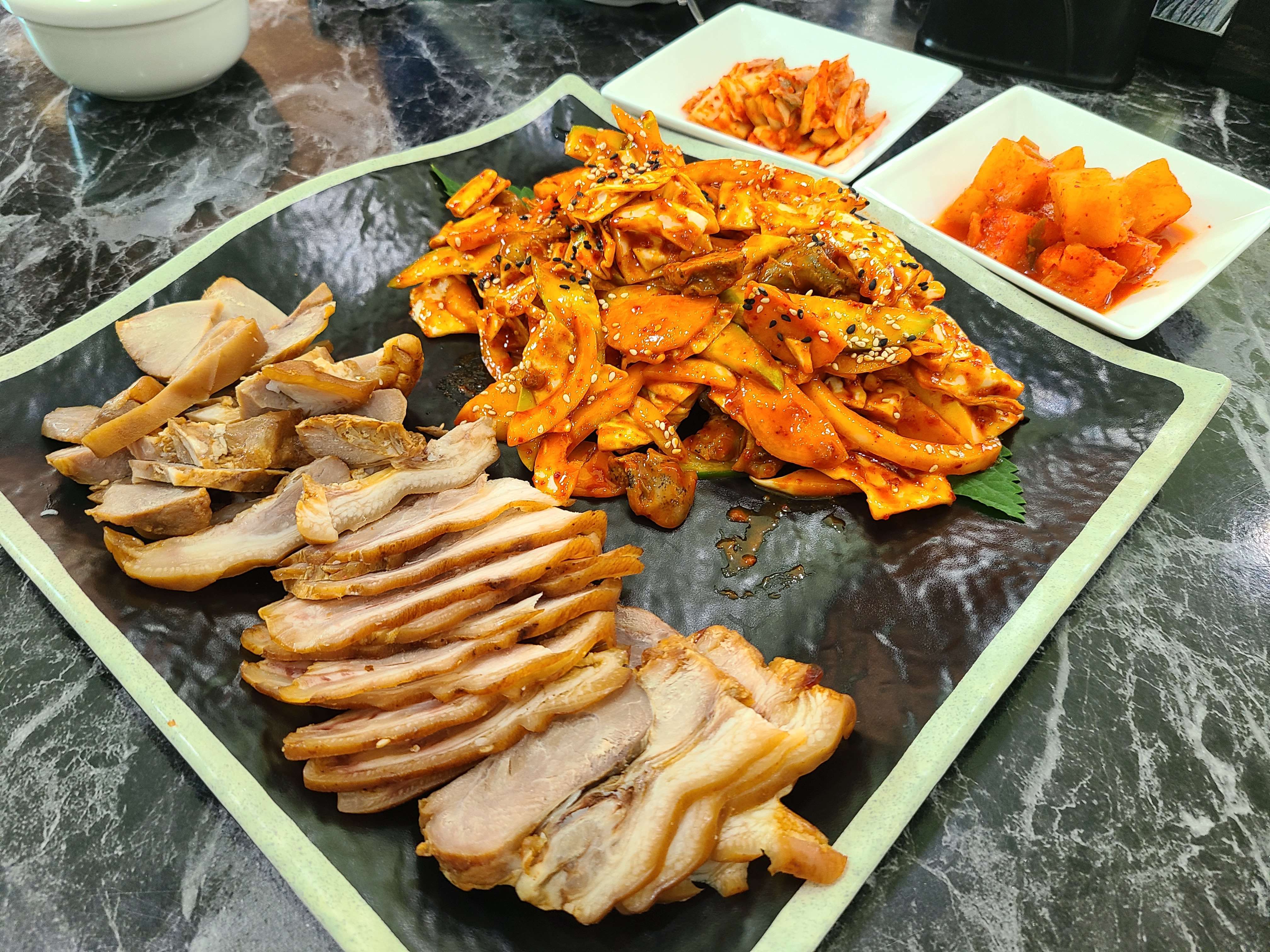 골뱅이무침과 족발