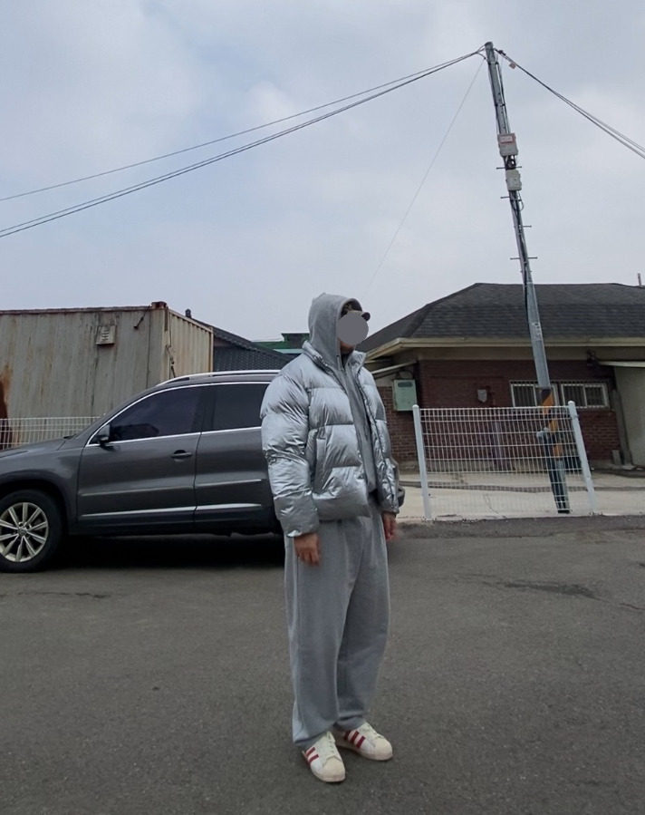 데일리룩('26.2.14.)블루썬플라워 SUN로고 카모볼캡, 무신사 무신사스탠다드 실버 숏패딩 숏점퍼, 토피 스웻 집업후드티, 토피 벌룬핏 와이드팬츠, 아디다스 슈퍼스타 82 레드