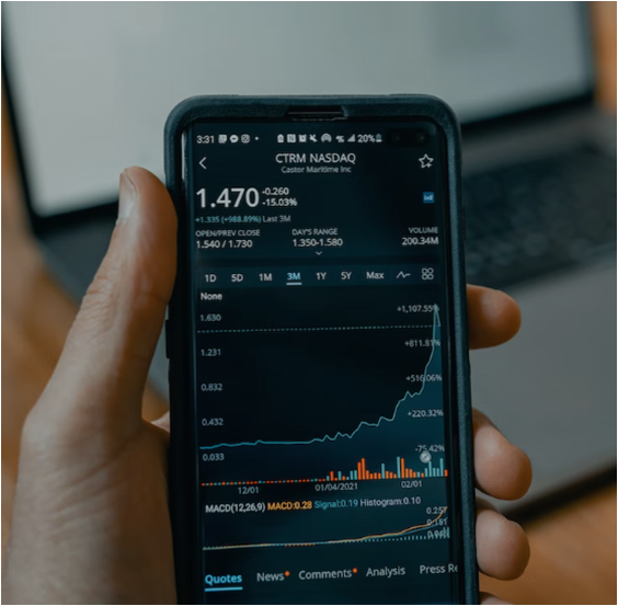 차트가-띄워져-있는-휴대폰