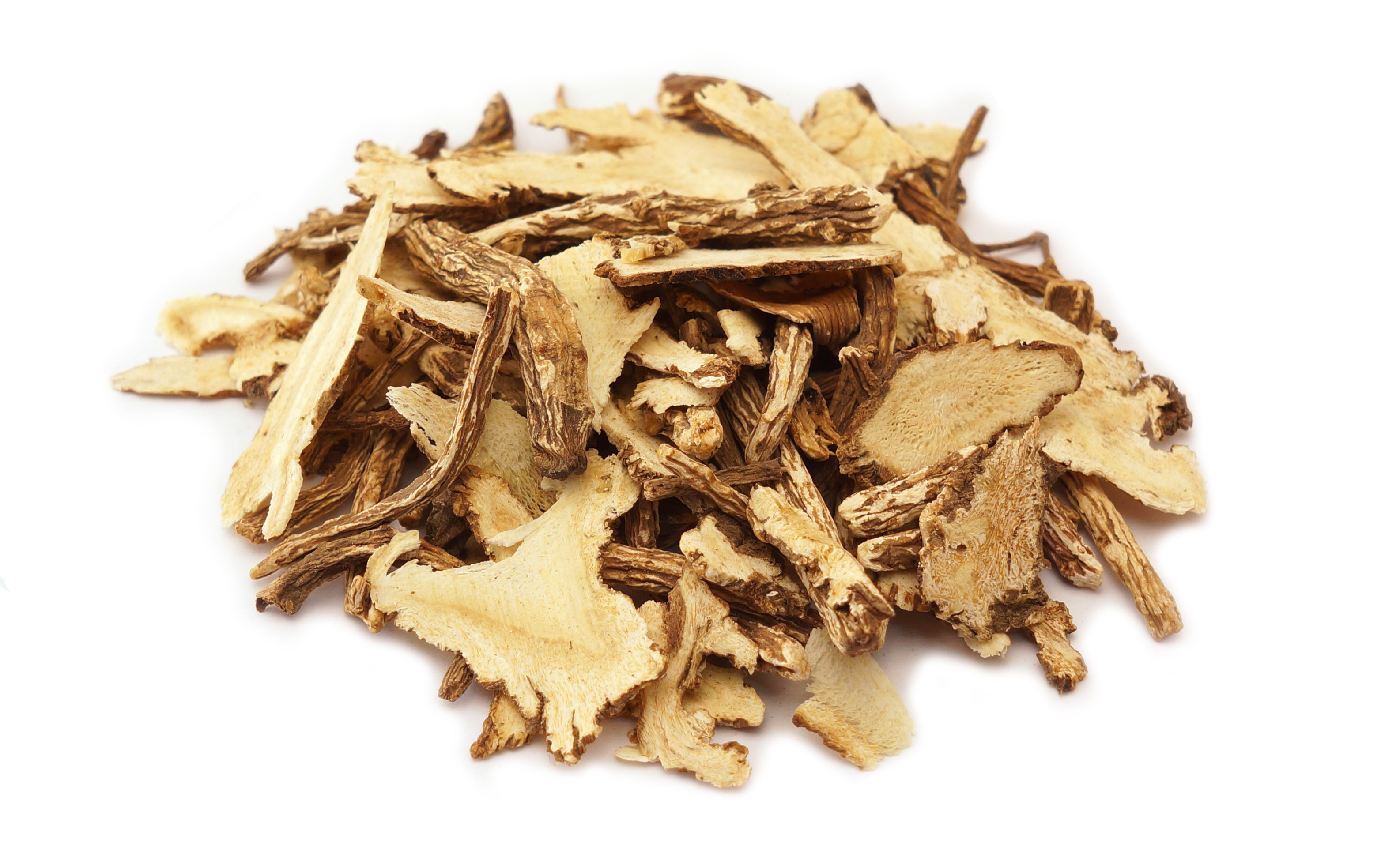 야생의 당귀나무의 뿌리를 채취하여 깨끗하게 세척을 한 후에 편으로 잘라서 하얀 바닥 위에 수북하게 쌓아 놓고 확대하여 찍은 사진