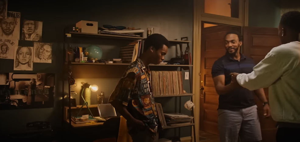 유령의존재를기뻐하는가족과당황스러워하는케빈