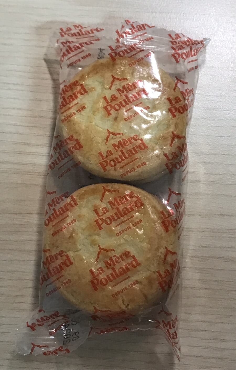 투명한 비닐에 쿠키가 4개씩 포장되어 있습니다.