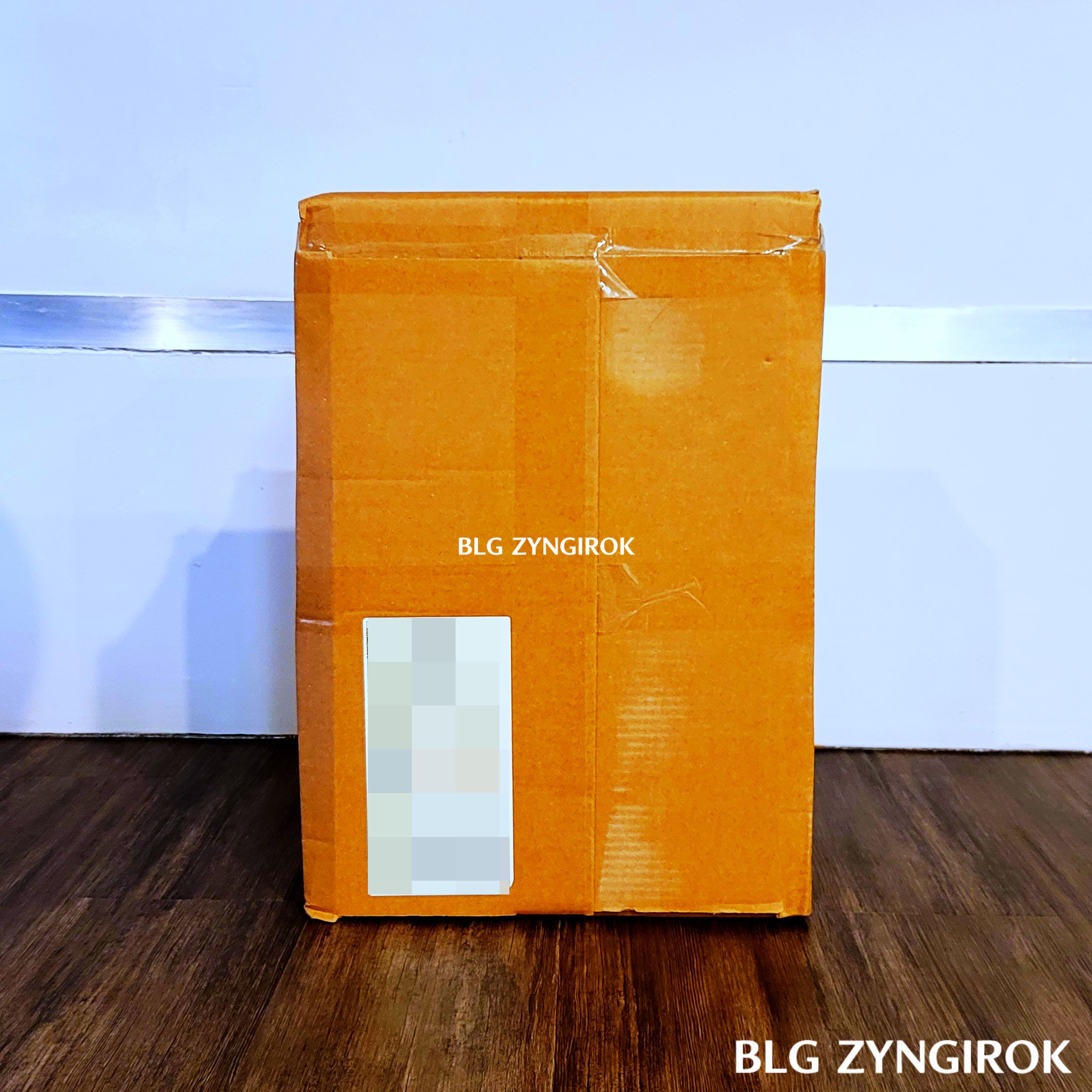 박스에 담긴 엑스코트 파괴 해머가 바닥에 놓여있다.