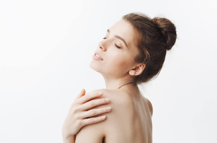 화장품을 바르고 난 여성