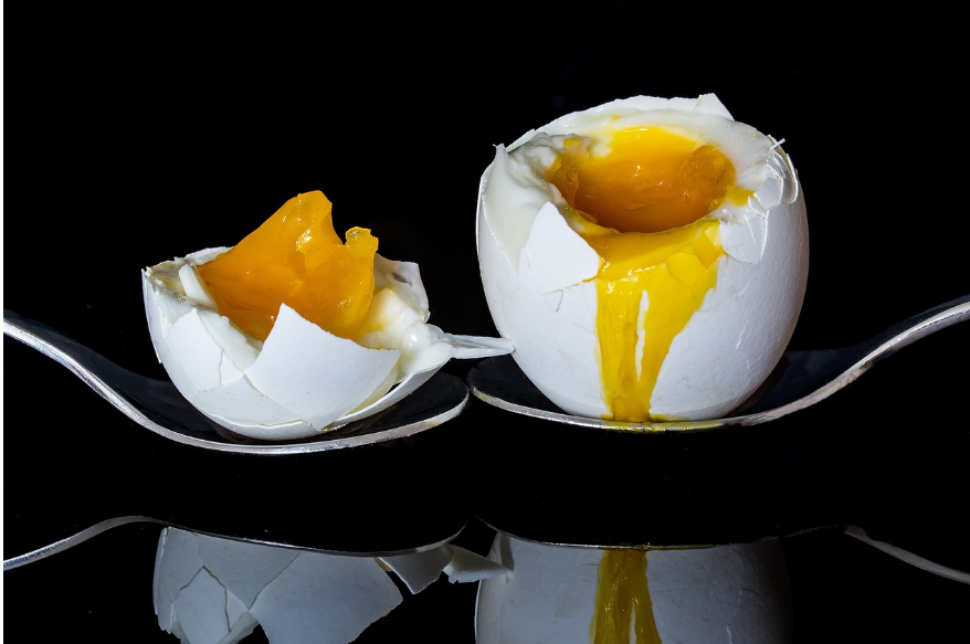 완벽한 반숙 계란 삶는 법 (시간별 차이 비교)