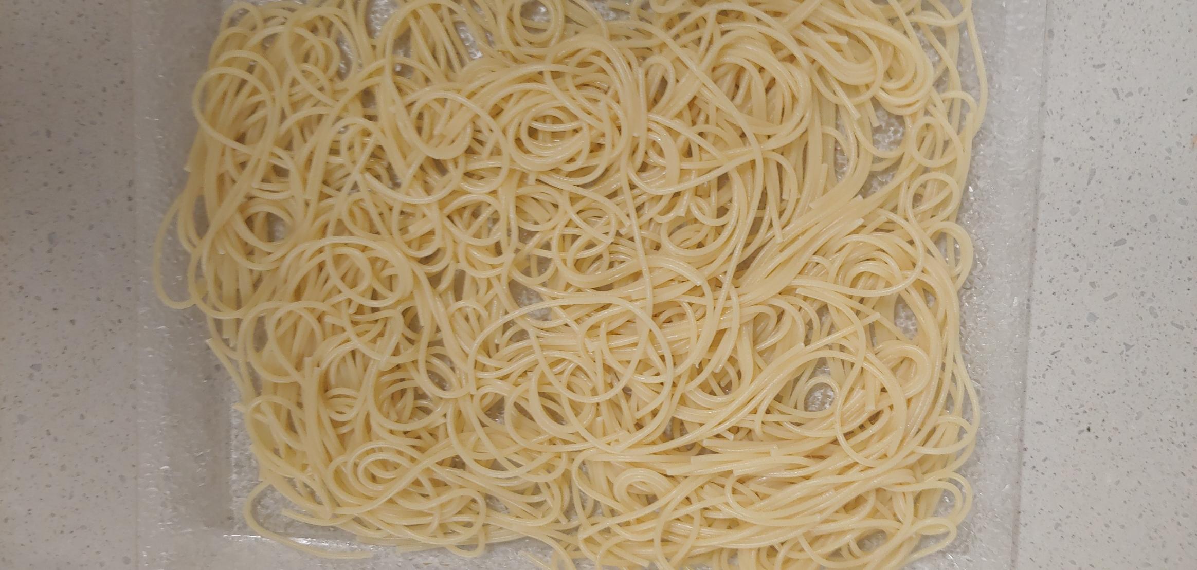 면이 식으면서 들러붙지 말라고 오일을 발라서 놔둡니다.