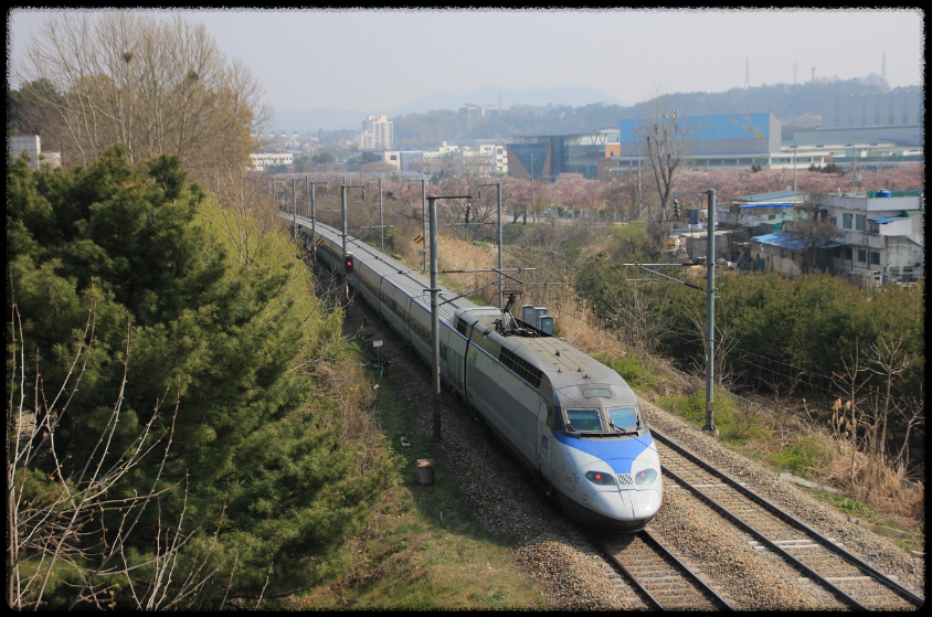 고향으로 ktx가 달리는 모습