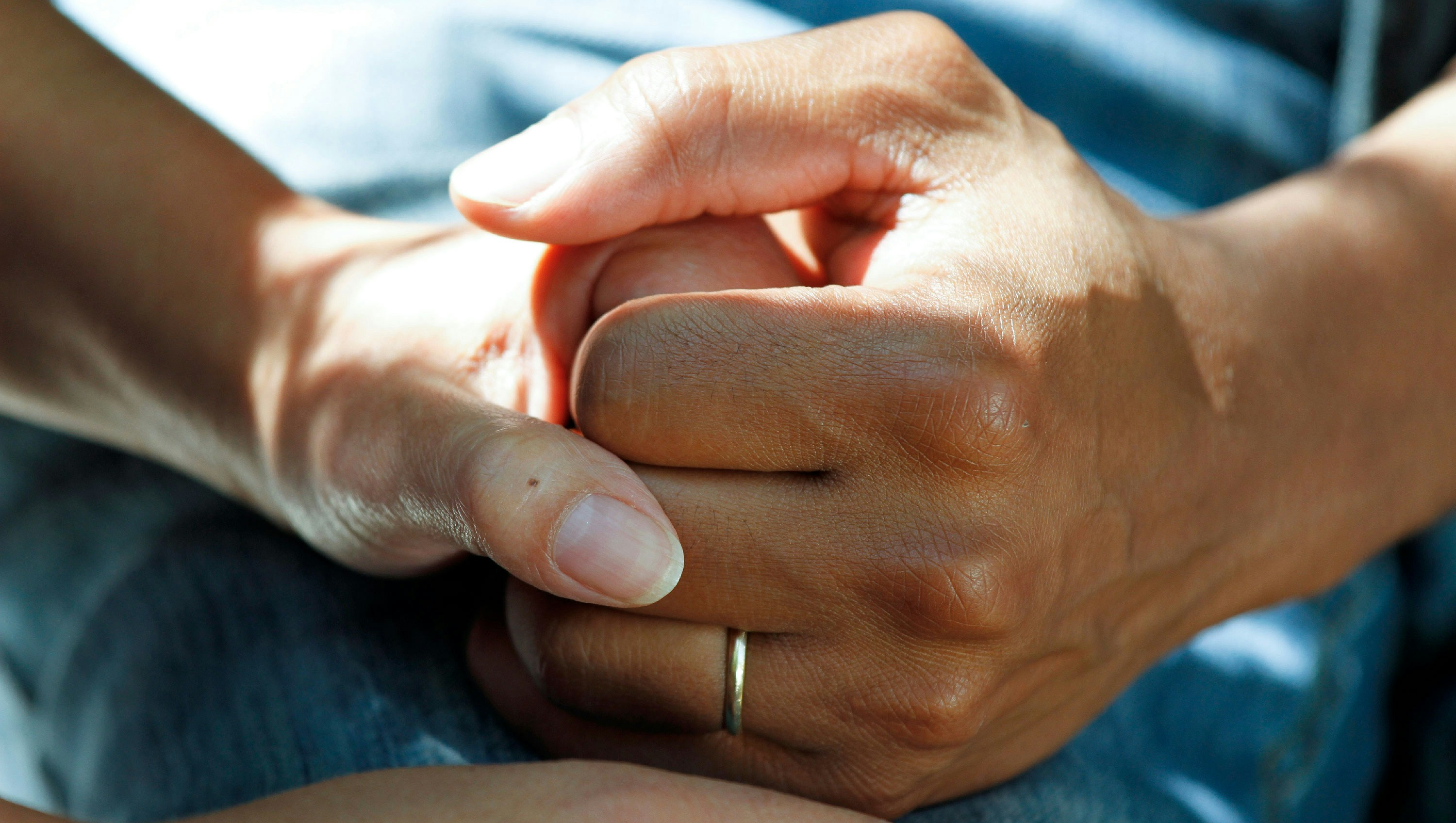 두 사람이 손을 잡고 있는 모습