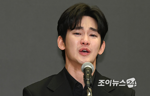 배우 김수현이 31일 오후 서울 마포구 상암동 스탠포드호텔 서울에서 기자회견을 하고 있다. [사진=곽영래 기자]