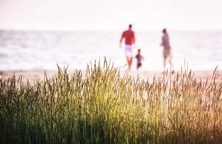 가족 휴가 아이와 바닷가