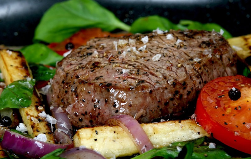 와인과 어울리는 스테이크 요리 사진