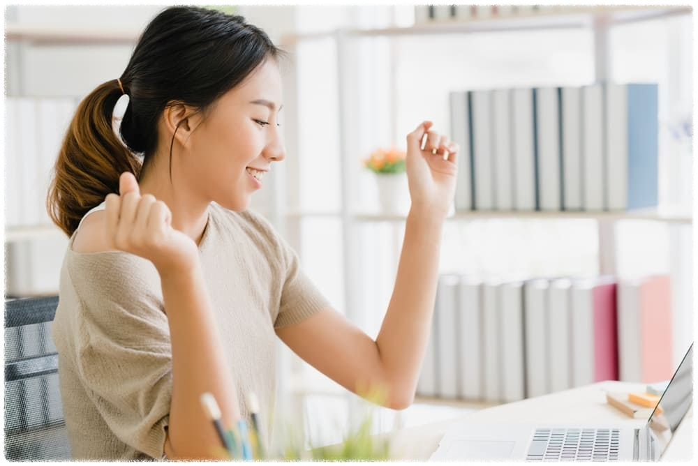 일을-하고-있는-여성