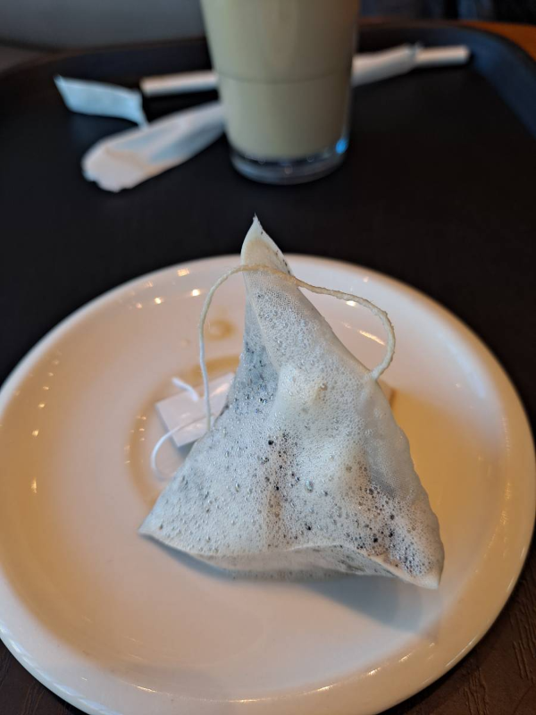 스타벅스 밀크티 티백 건져내다