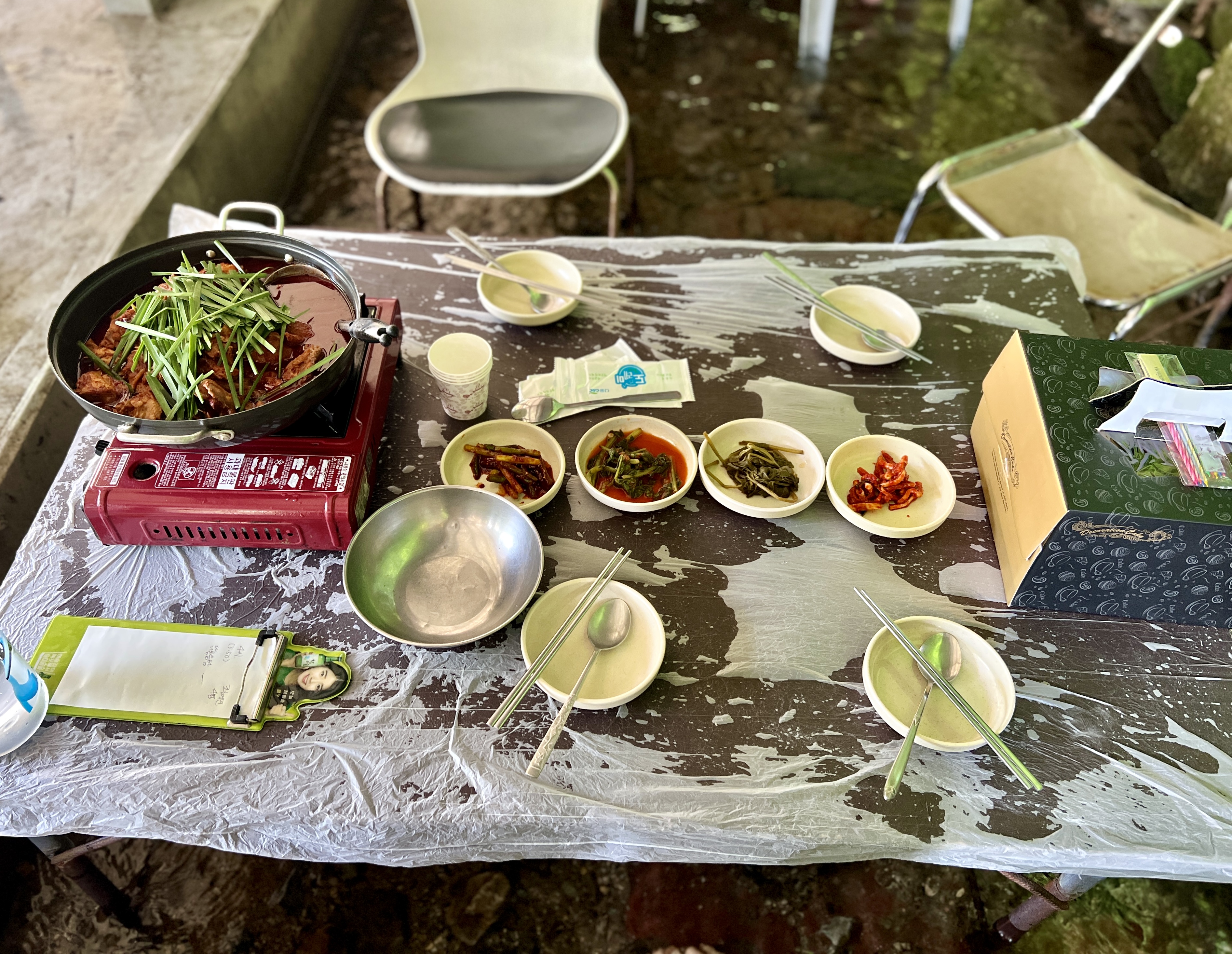 시원한 계곡에 차려진 한 상