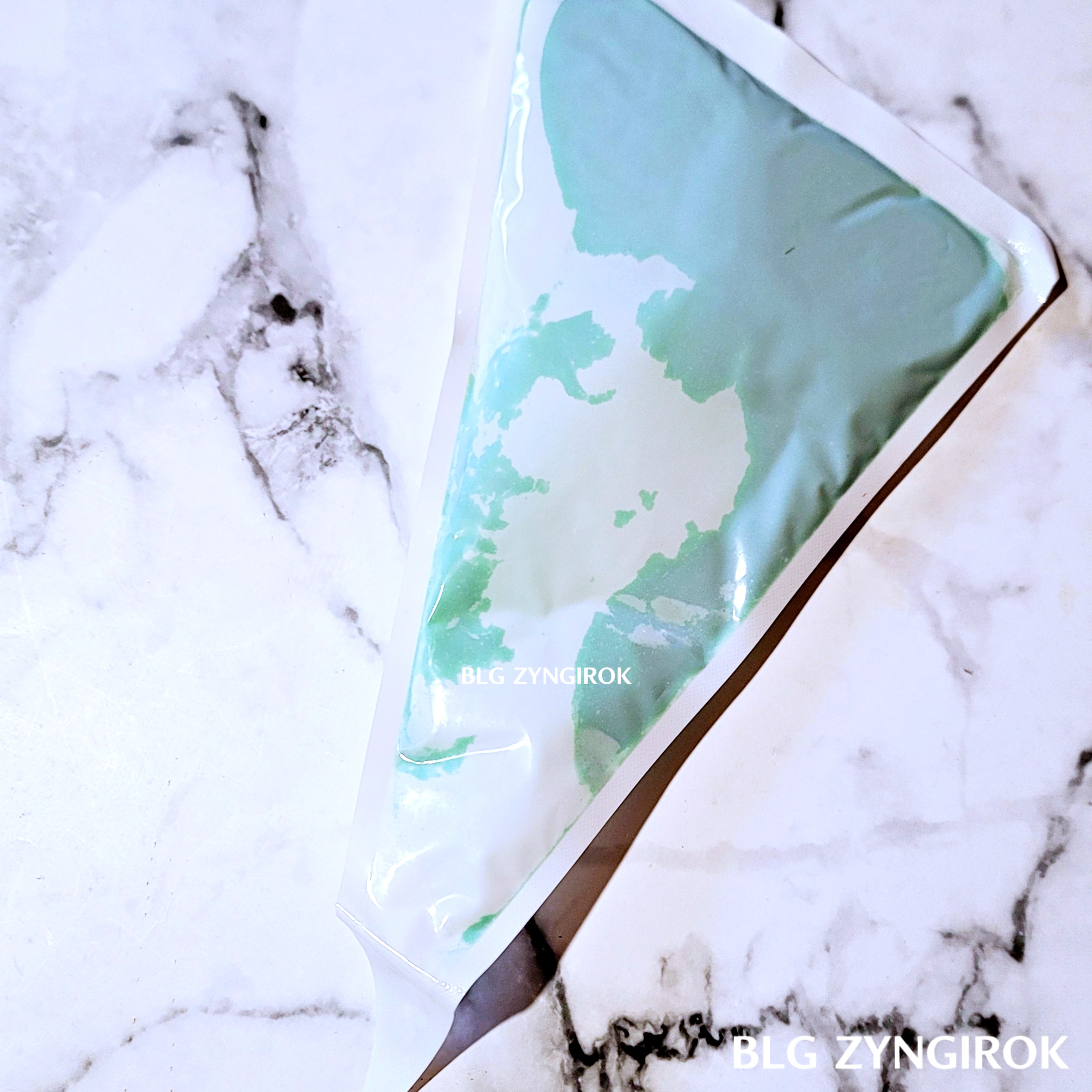 노브랜드에서 구매한 크리스마스 트리 키트 구성품 초록 크림 모습이다.