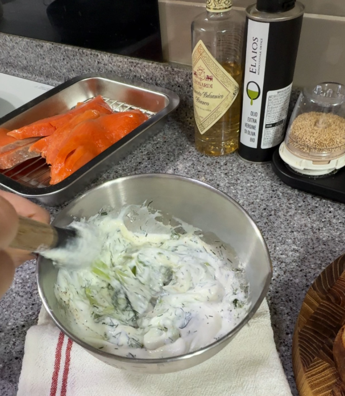 차지키 소스를 골고루 섞는 모습