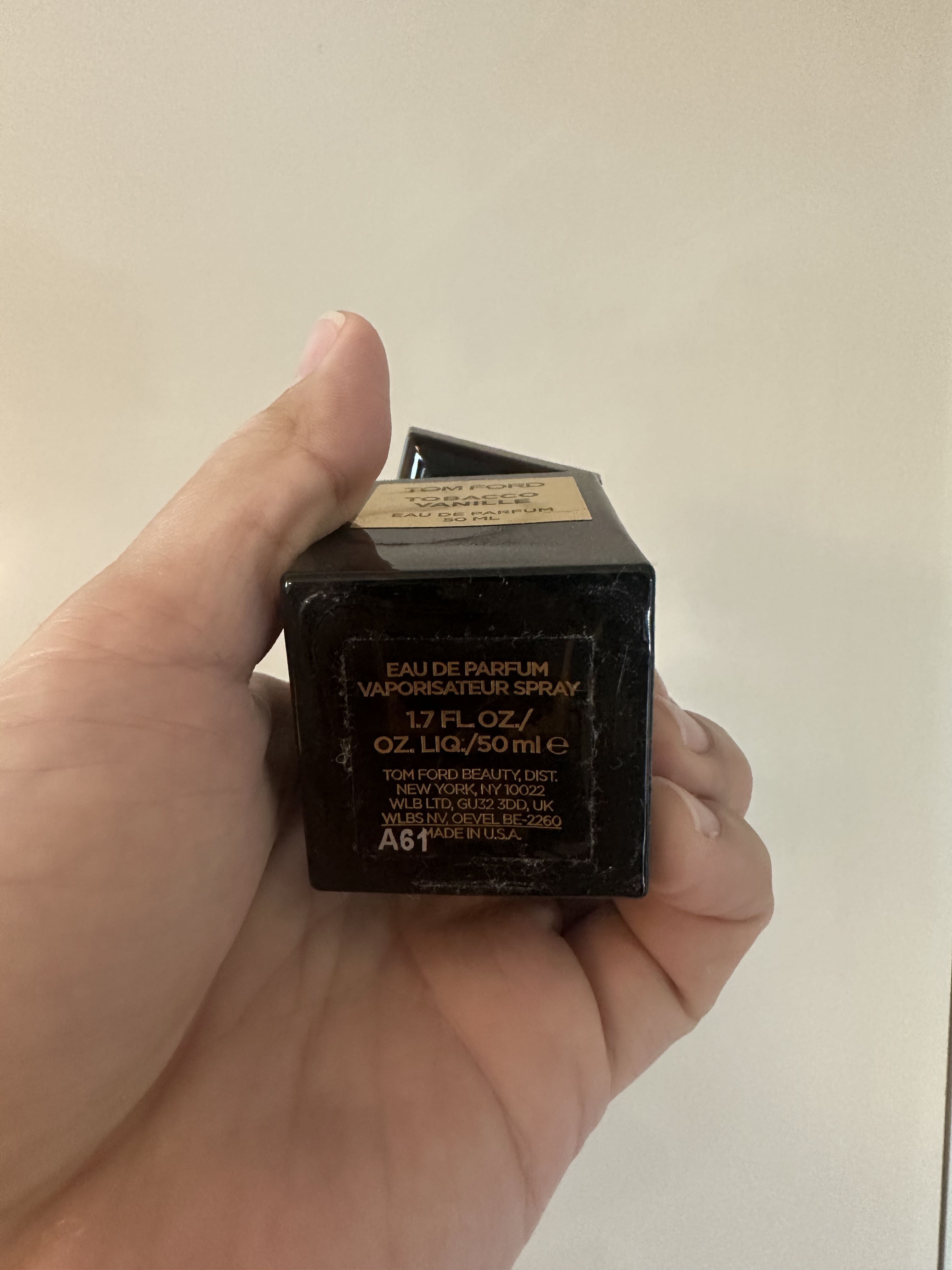 톰포드-향수-토바코-바닐-보틀-실제-사용중-하단샷