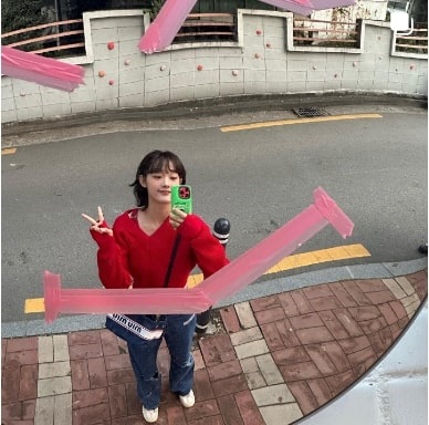 배우 이유미 손으로 브이자 그린 모습