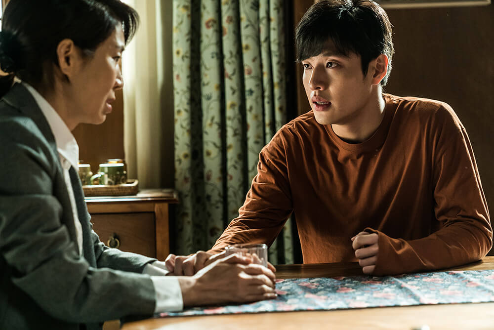 엄마에게 형 유석의 정체를 말하고 안심시키는 진석