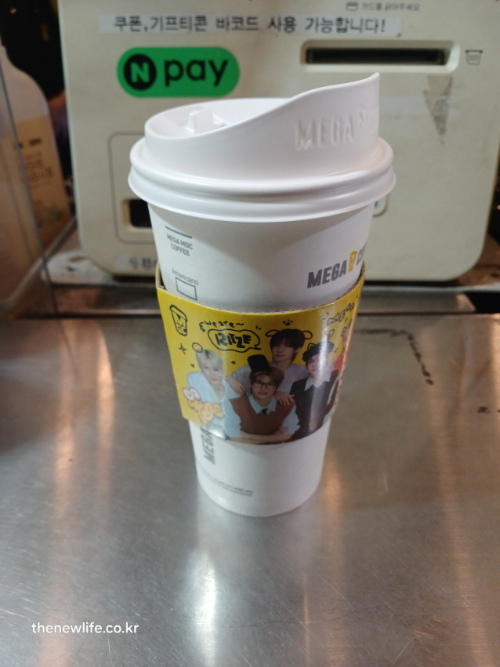 커피 전문점 결제대 위에 놓인 테이크아웃 아메리카노 컵