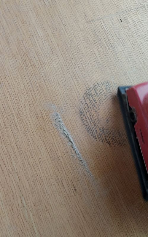 샌딩기로 상판을 갈아내는모습