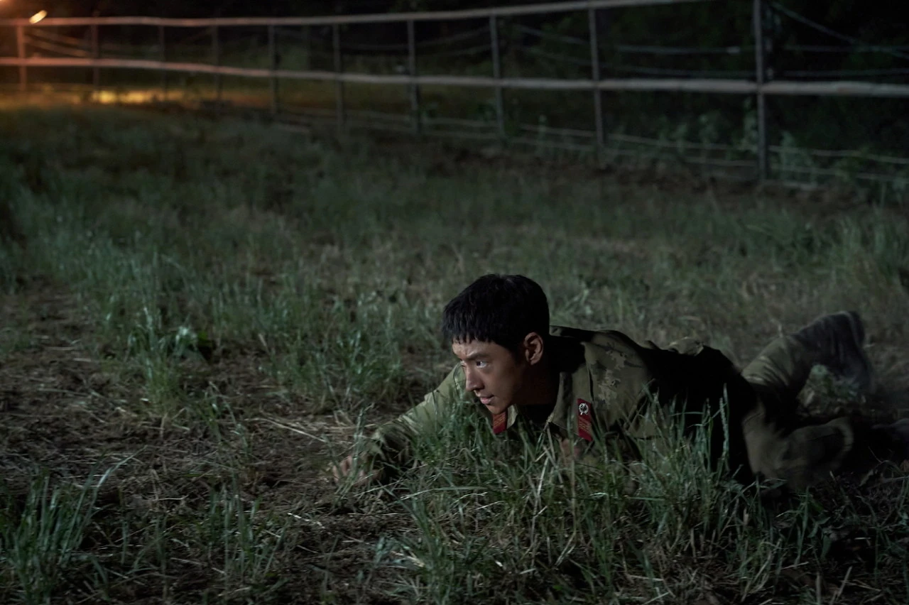 탈주를 계획하는 중사 임규남(이제훈)