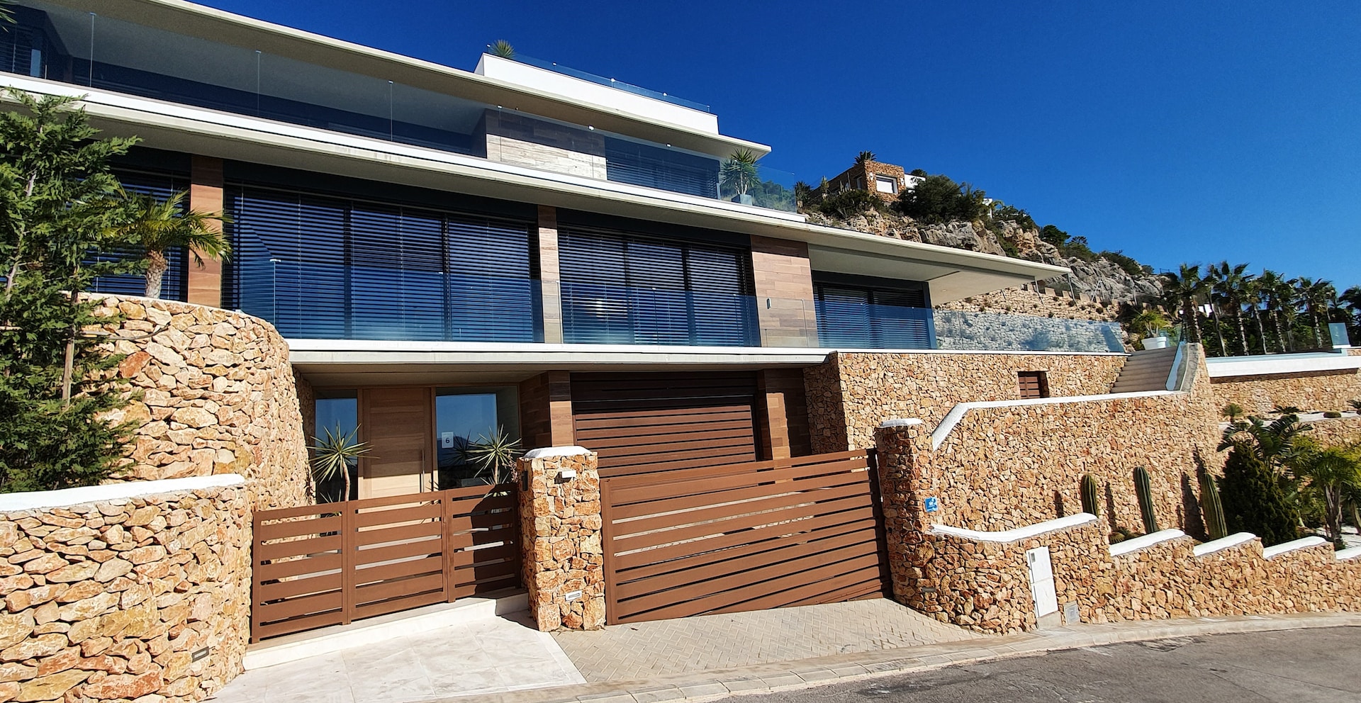 BESS Tech의 가장 큰 장점은 에너지 저장 과정에서 발생하는 에너지 손실을 최소화할 수 있다는 것입니다.