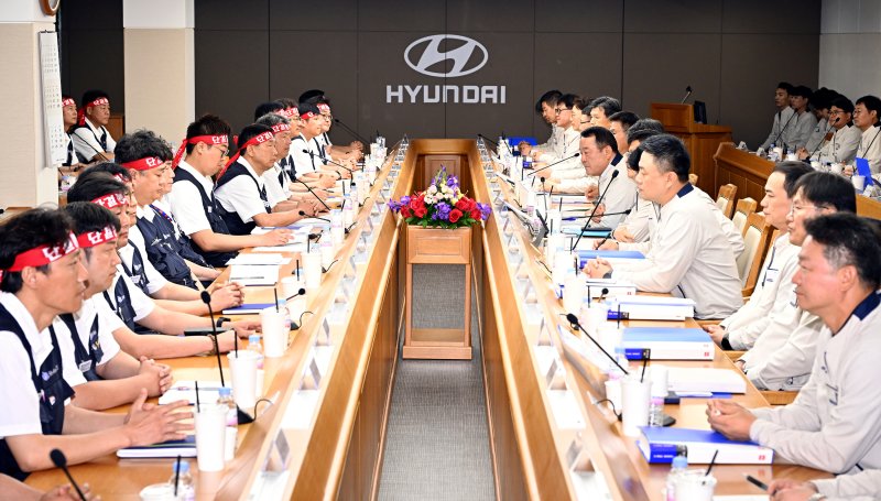현대자동차 노사 관계자들이 지난 6월18일 현대차 울산공장 본관 동행룸에서 '2025년 임금 및 단체협상 교섭 상견례'를 하고 있다.