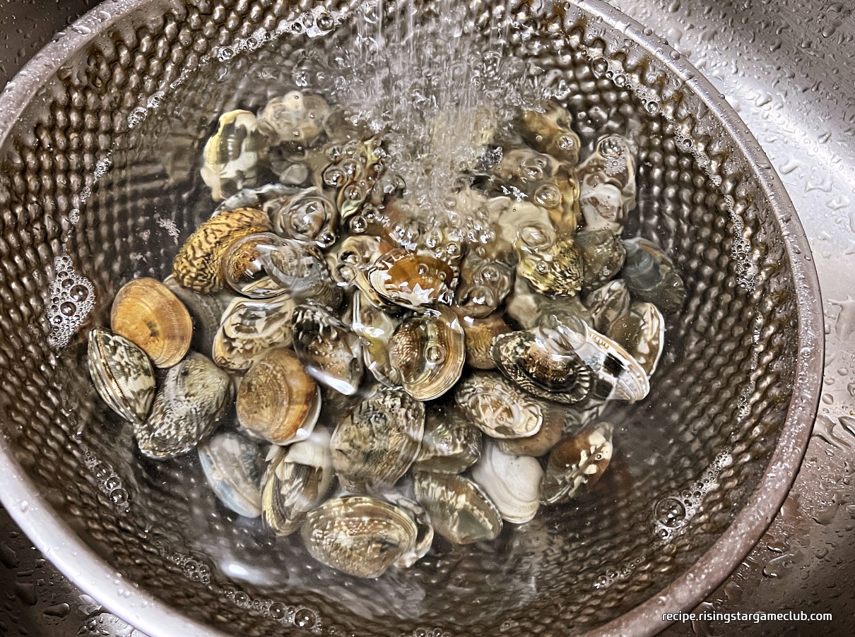 바지락 칼국수에 들어갈 바지락을 찬물에 씻는 사진