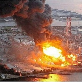 후쿠시마 원전에 폭발사고로 불이 붙어있다