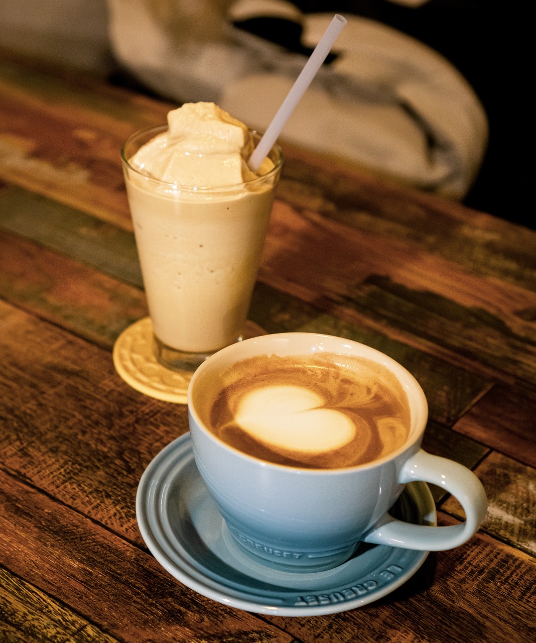 따뜻한 Latte와 시원한 프라푸치노 사진