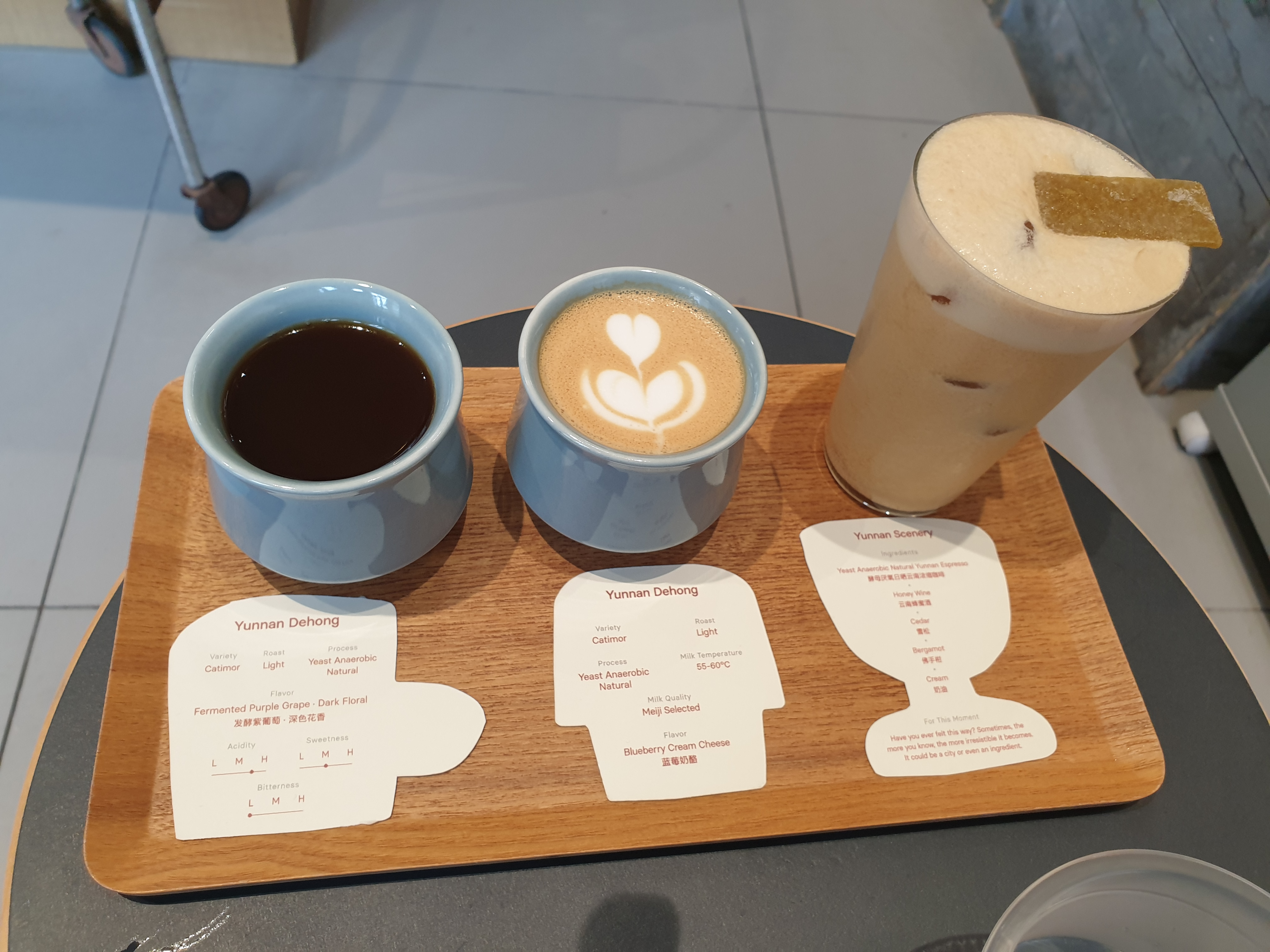 왼쪽 부터 블랙, 밀크, 시그니처 커피. 가운데 라테아트가 예쁘다.