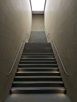 계단에서 미끄러졌다면, 책임은 누가