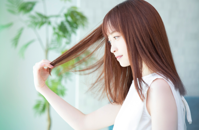 머리카락을 만지는 여성