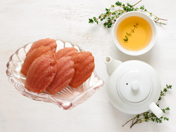 마들렌과 다완 그리고 차가 담긴 찻잔