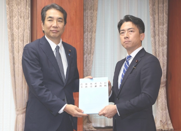 전임자로 부터 인수인계를 받는 모습