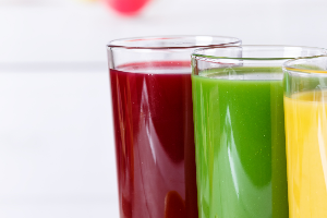 빨갛고 초록색이고 노란 과일 쥬스3잔